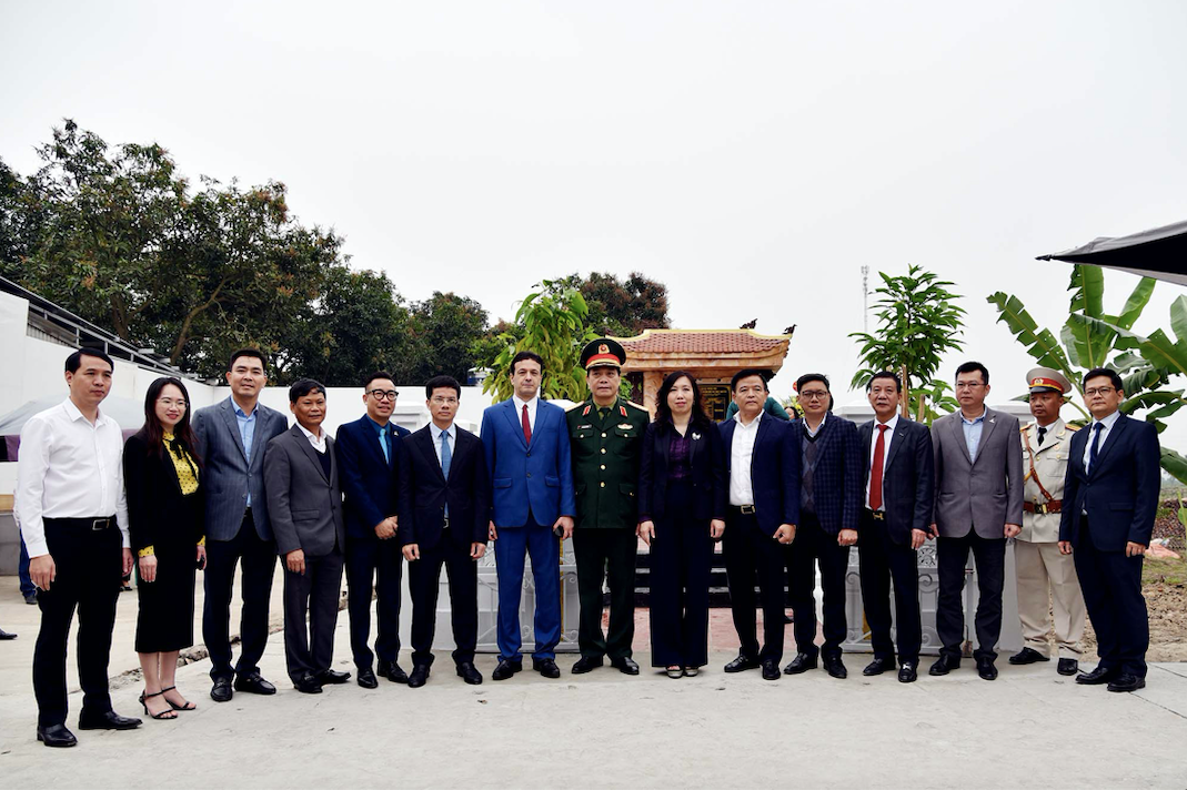 Các quan chức, cán bộ của hai nước tại lễ tưởng niệm. (Ảnh: Mofa)