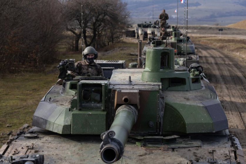 Hình ảnh xe tăng Leclerc của Pháp tham gia huấn luyện trong căn cứ quân sự Cincu ở Romania ngày 8/12/2022. (Ảnh: Getty)