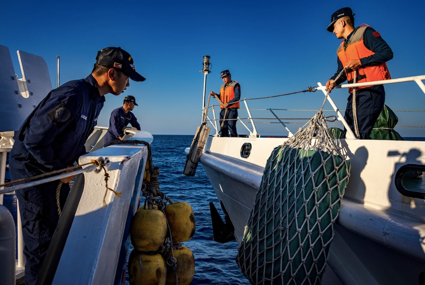 Lực lượng bảo vệ bờ biển Philippines và Trung Quốc thường xuyên đối mặt trên vùng biển tranh chấp. (Ảnh: Getty)