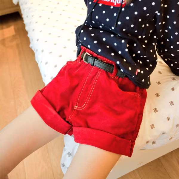 Trong tủ đồ nhà bạn hẳn không thể thiếu quần shorts. Với chức năng mang lại sự thoải mái, năng động cũng như giúp bạn gái “khoe” đôi chân thon cuốn hút, quần shorts lúc nào cũng được xếp vào list những món đồ cô nàng nào cũng phải có mỗi khi hè tới. Bạn sẽ vô cùng nổi bật cùng short hoa mang nhiều màu sắc được cách điệu với các họa tiết hoa nhỏ, to khác nhau. Bạn nên kết hợp short họa tiết hoa với áo có gam màu đơn sắc như màu đen, màu be, màu trắng... Khắc phục nhược điểm của quần short hơi thô cứng và chật chội hay những chiếc váy ngắn khiến chúng mình có thể gặp sự cố “hớ hênh” khi vận động, quần short váy là sự kết hợp hoàn hảo để teen girl khoe vẻ đáng yêu, xinh xắn mà cực kỳ thoải mái. Ngoài ra, các kiểu quần short màu sặc sỡ hay short đều có thể đem đến cho bạn gái nét trẻ trung năng động trong ngày hè.