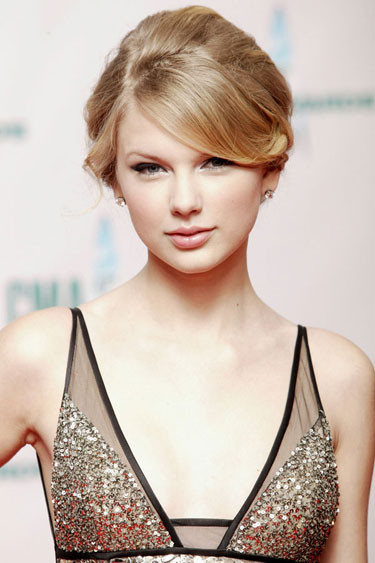 Phong cách của cô nàng bắt đầu có sự chuyển biến với mái tóc búi uốn bồng đỉnh đầu gợi nét đẹp cổ điển trong lễ trao giải CMA lần thứ 42