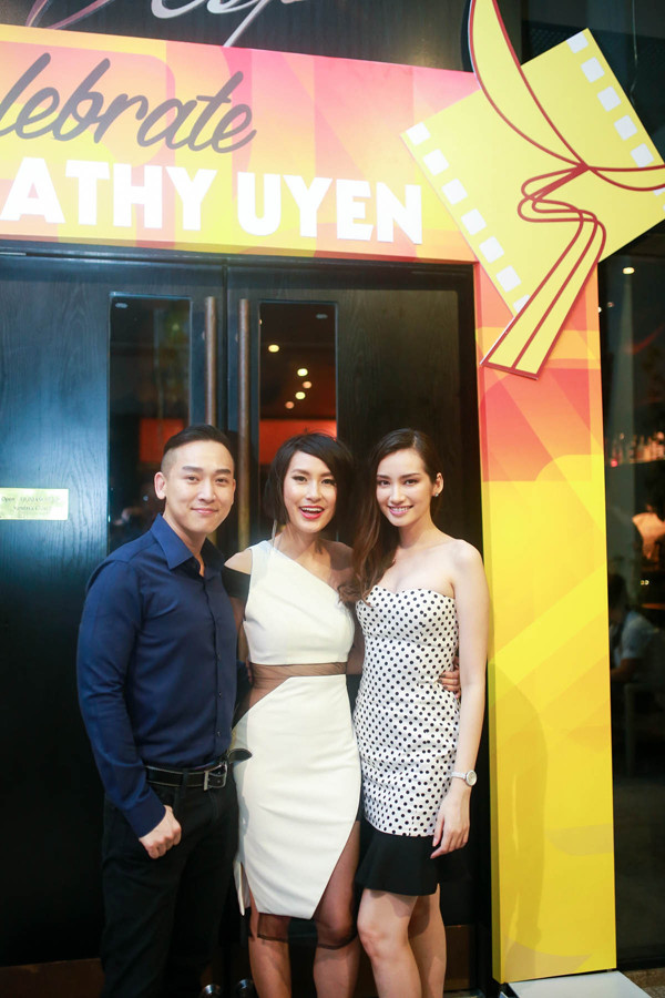 Hà Anh gợi cảm tới chúc mừng bạn thân Kathy Uyên ảnh 7