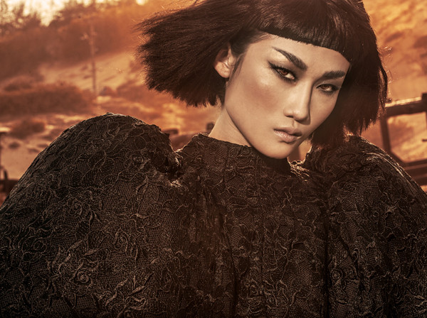 Kha Mỹ Vân phô diễn chân dài nóng bỏng trên sa mạc ảnh 8