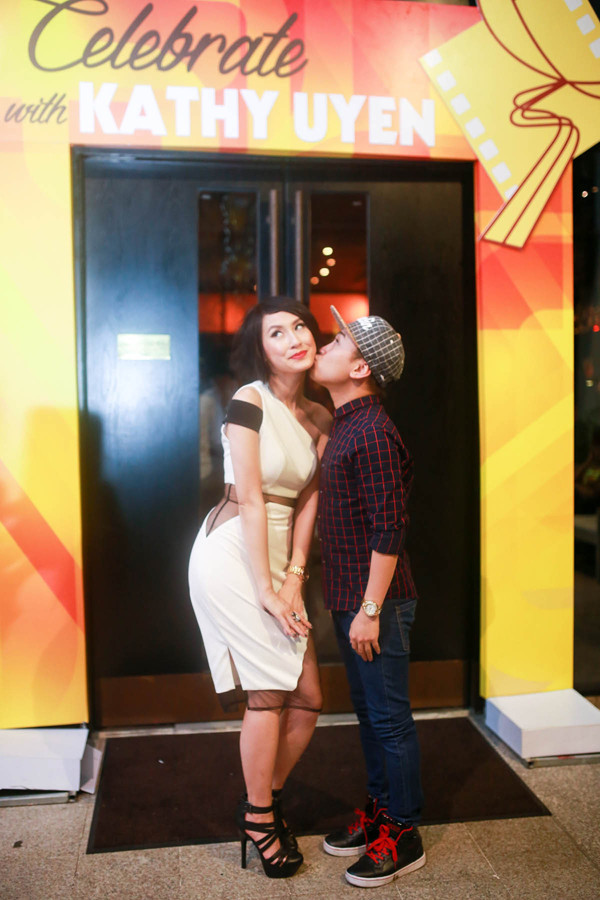 Hà Anh gợi cảm tới chúc mừng bạn thân Kathy Uyên ảnh 6