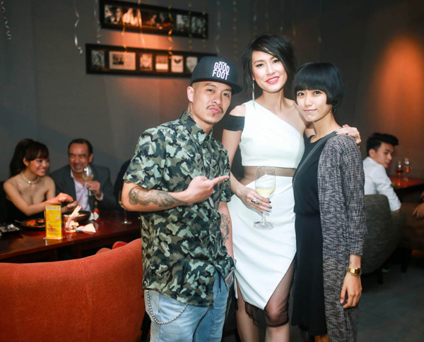 Hà Anh gợi cảm tới chúc mừng bạn thân Kathy Uyên ảnh 10