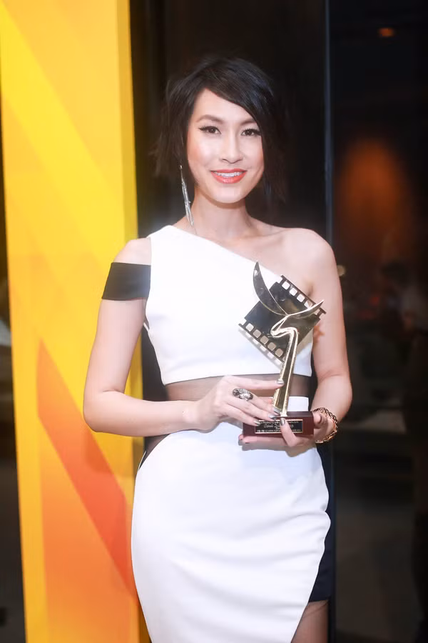 Hà Anh gợi cảm tới chúc mừng bạn thân Kathy Uyên ảnh 9