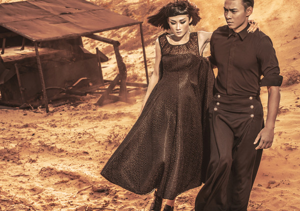 Kha Mỹ Vân phô diễn chân dài nóng bỏng trên sa mạc ảnh 2