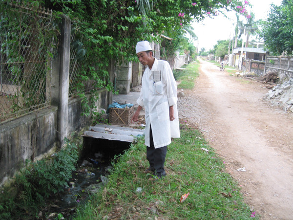 Cần khơi thông cống rãnh, san lấp vũng nước đọng... để ấu trùng muỗi không có cơ hội phát triển. Ảnh: T.H. Cần khơi thông cống rãnh, san lấp vũng nước đọng... để ấu trùng muỗi không có cơ hội phát triển. Ảnh: T.H