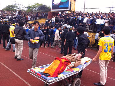 Đã có khán giả bị thương khi đám đông CĐV tràn vào sân Vinh chiều qua. Ảnh: CTV