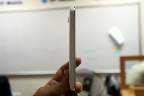 Máy thiết kế khá dày