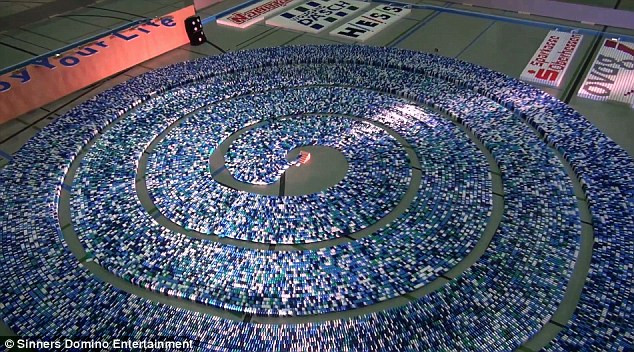 Vòng tròn trung tâm ấn tượng với 55.000 quân domino