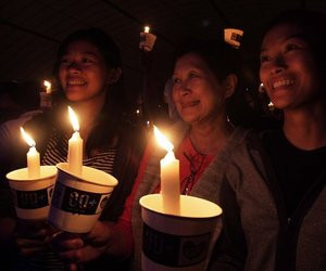 Người dân Philippines thắp nến tham gia giờ Trái đất