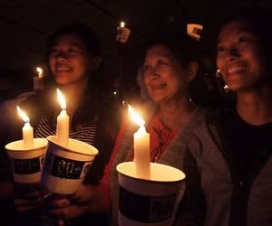 Người dân Philippines thắp nến tham gia giờ Trái đất