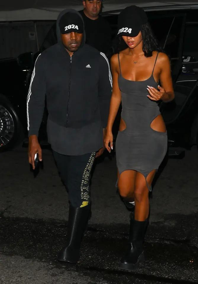 Từ đầu tháng 10, Juliana Nalú thu hút sự chú ý khi liên tục xuất hiện cạnh Kanye West. Ngày 6/10, hai người có mặt tại khách sạn ở Beverly Hills (Los Angeles, Mỹ). Tối 8/10, họ dùng bữa tại nhà hàng Giorgio Baldi ở Santa Monica (LA). Sau đó, đôi rapper - chân dài đi đến kho quần áo. Trang phục của họ có một số điểm tương đồng như mũ lưỡi trai và boot. Ảnh: BACKGRID.