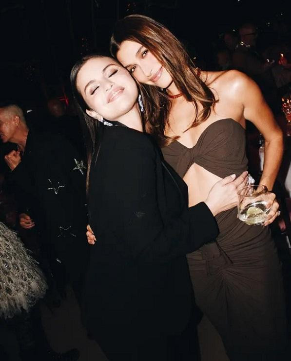 Selena Gomez và Hailey Bieber chụp ảnh thân thiết trong lần đầu công khai xuất hiện cùng nhau. Ảnh: Tyrell Hampton.