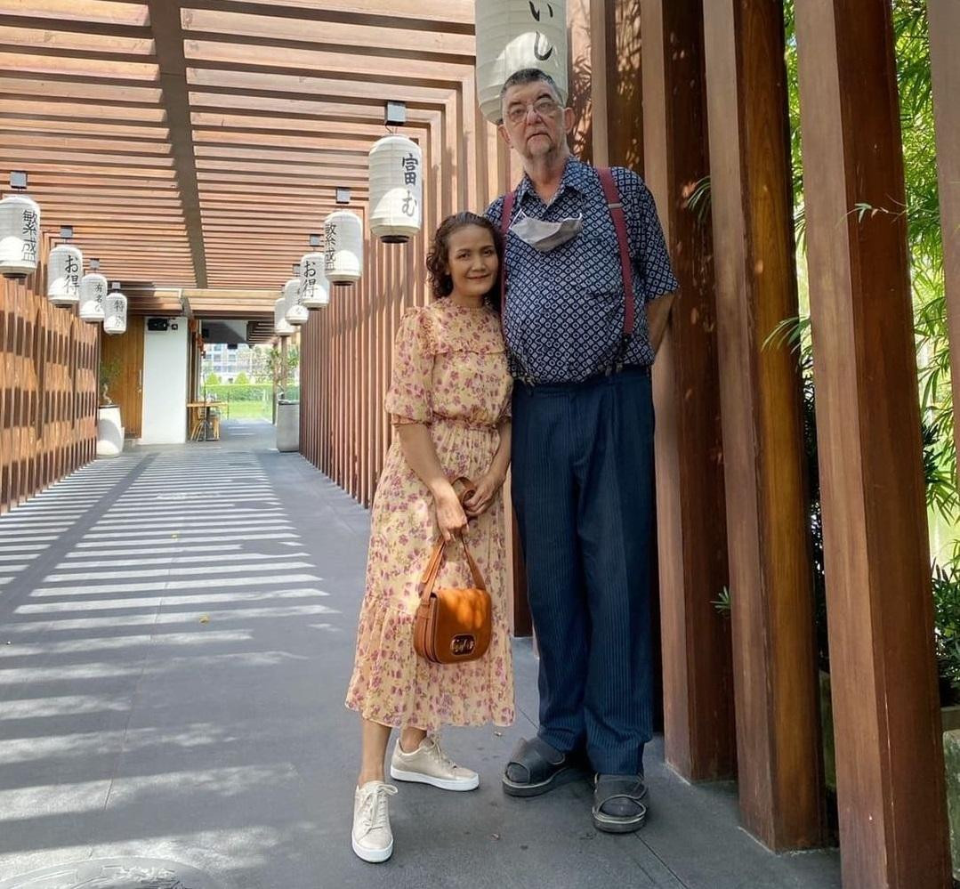 Ông bà Bruschweiler hiện sống ở Bangkok, Thái Lan. Dù lớn tuổi, tình cảm giữa hai người rất tốt. Lisa tiết lộ cha mẹ cô luôn ngọt ngào, vui vẻ với nhau. Ảnh: Instagram. Ông bà Bruschweiler hiện sống ở Bangkok, Thái Lan. Dù lớn tuổi, tình cảm giữa hai người rất tốt. Lisa tiết lộ cha mẹ cô luôn ngọt ngào, vui vẻ với nhau. Ảnh: Instagram.