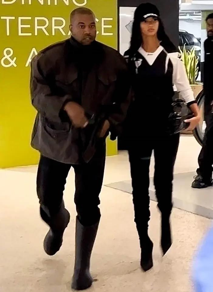 Đầu tuần 10/10, Kanye và người tình kém 21 tuổi đi xem phim cùng nhau. Họ được phát hiện nắm tay nhau lúc ra về. Ảnh: BACKGRID.