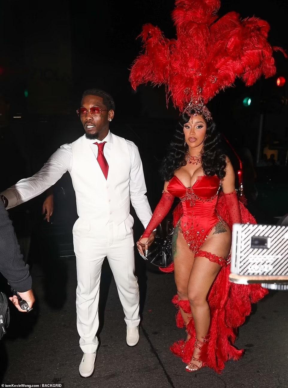 Tối 11/10 (giờ địa phương), Cardi B được chồng Offset hộ tống đến hộp đêm Poppy ở Los Angeles (Mỹ) để kỷ niệm sinh nhật lần thứ 30. Ảnh: Back Grid.