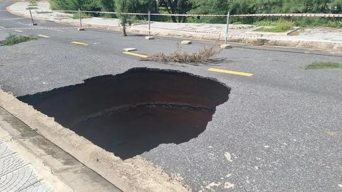 Hố tử thần xuất hiện giữa đường tại Quảng Bình. Ảnh: TQ