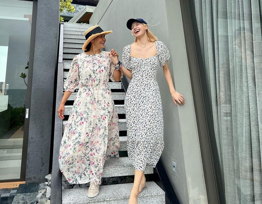 Ngược lại, bà Manobal kiêu hãnh khi có con gái tài năng, giỏi giang. "Tôi cảm kích vì những gì Lisa đã làm cho gia đình chúng tôi. Con bé là niềm tự hào và niềm vui của tôi", bà nói với báo giới. Ảnh: Instagram. Ngược lại, bà Manobal kiêu hãnh khi có con gái tài năng, giỏi giang. "Tôi cảm kích vì những gì Lisa đã làm cho gia đình chúng tôi. Con bé là niềm tự hào và niềm vui của tôi", bà nói với báo giới. Ảnh: Instagram.