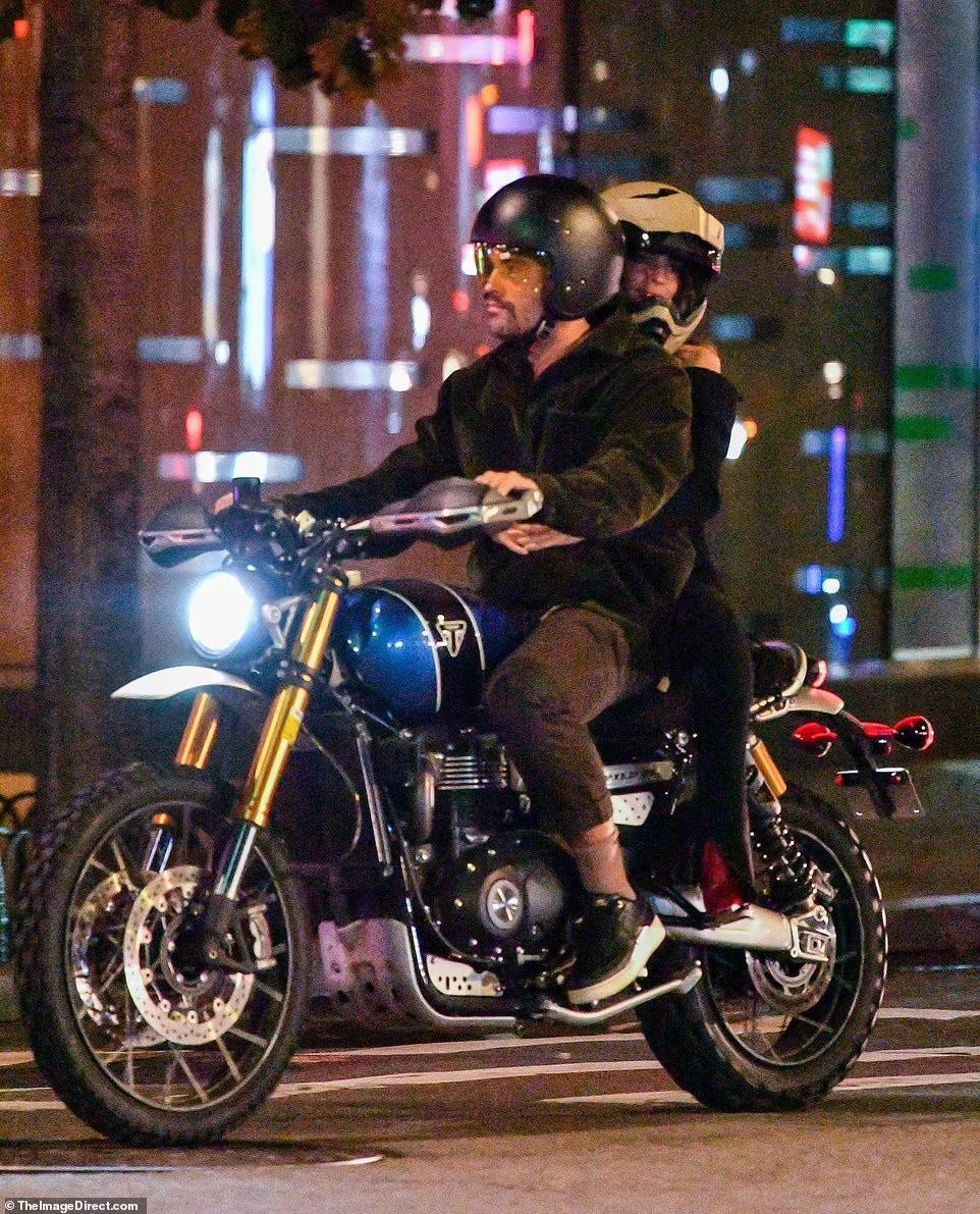 Emily mới đệ đơn ly hôn chồng, diễn viên/nhà sản xuất Sebastian Bear-McClard, đầu tháng 9. Dù đang trong quá trình giải quyết thủ tục, người đẹp cởi mở trong chuyện tìm tình yêu mới. Ngay sau khi thông báo ly thân chồng vào tháng 7, cô đăng video TikTok tuyên bố đang độc thân và có suy nghĩ về chuyện bắt đầu mối quan hệ khác. Ảnh: TheImageDirect.com