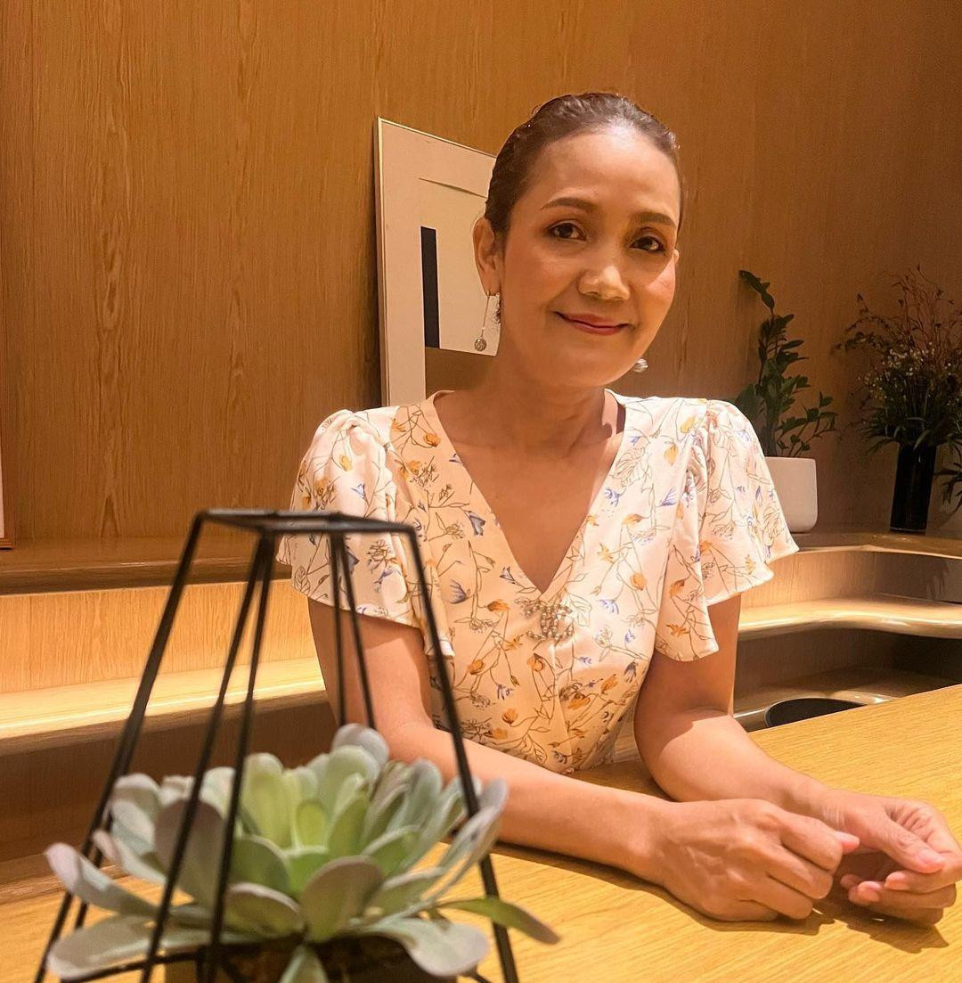 Đối với người hâm mộ Lisa, quý bà Manobal không phải cái tên xa lạ. Bà là người sinh ra nữ idol 25 tuổi. Thông tin về mẹ ruột của Lisa rất ít, chỉ biết tên thật là Chitthip Bruschweiler, người Thái Lan, khoảng gần 60 tuổi. Manobal là họ của bà trước khi tái hôn. Em út BlackPink trước đây gọi là Prapinya Manobal, sau đó được mẹ đổi thành Lalisa. Ảnh: Instagram. Đối với người hâm mộ Lisa, quý bà Manobal không phải cái tên xa lạ. Bà là người sinh ra nữ idol 25 tuổi. Thông tin về mẹ ruột của Lisa rất ít, chỉ biết tên thật là Chitthip Bruschweiler, người Thái Lan, khoảng gần 60 tuổi. Manobal là họ của bà trước khi tái hôn. Em út BlackPink trước đây gọi là Prapinya Manobal, sau đó được mẹ đổi thành Lalisa. Ảnh: Instagram.