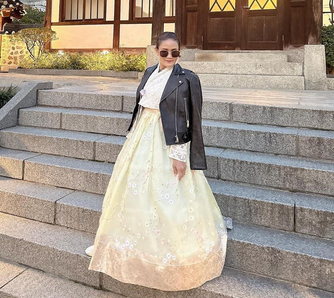 Ngày 13/10, quý bà Manobal thu hút sự chú ý khi đăng lên Instagram ảnh mặc hanbok - trang phục truyền thống Hàn Quốc. Theo Kbizoom, bà từ Thái Lan bay đến Hàn Quốc để dự show diễn trực tiếp của BlackPink tại Seoul vào tối 15/10. Ảnh: Instagram. Ngày 13/10, quý bà Manobal thu hút sự chú ý khi đăng lên Instagram ảnh mặc hanbok - trang phục truyền thống Hàn Quốc. Theo Kbizoom, bà từ Thái Lan bay đến Hàn Quốc để dự show diễn trực tiếp của BlackPink tại Seoul vào tối 15/10. Ảnh: Instagram.