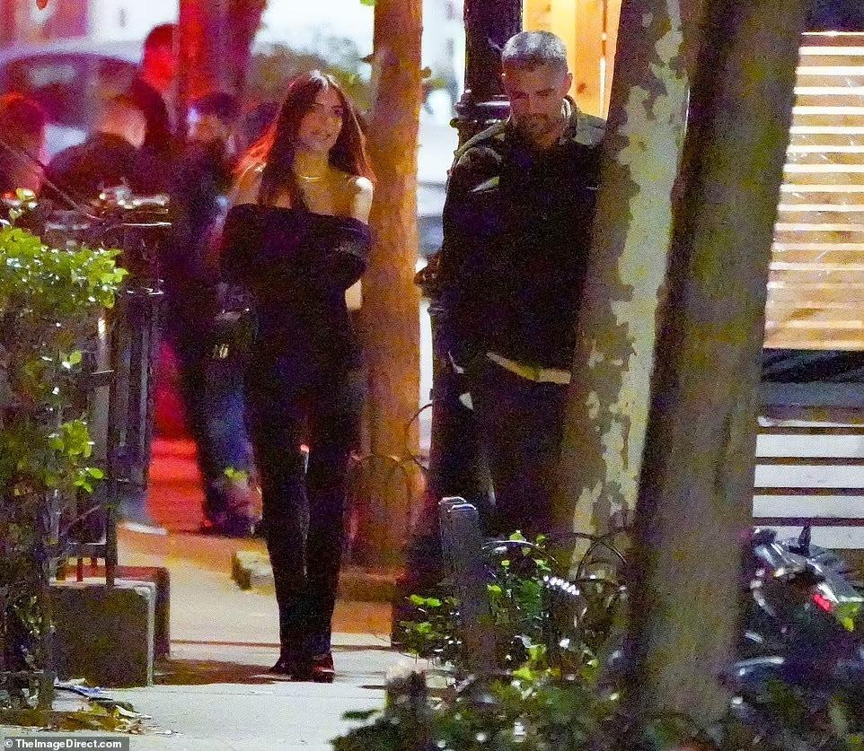 Ngày 17/10, Daily Mail công bố loạt ảnh độc quyền chụp Emily Ratajkowski và người đàn ông bí ẩn. Hai người dường như có một đêm lãng mạn vào ngày 14/10 ở thành phố New York, Mỹ. Ảnh: TheImageDirect.com.