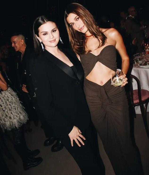 Selena Gomez và Hailey Bieber chụp ảnh thân thiết trong lần đầu công khai xuất hiện cùng nhau. Ảnh: Tyrell Hampton.