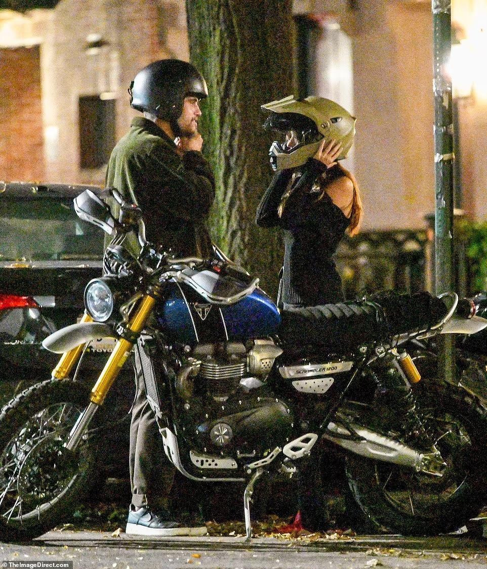 Loạt ảnh chụp trộm một lần nữa đập tan tin đồn Emily Ratajkowski hẹn hò Brad Pitt rộ lên từ đầu tháng 9. Trước đó, trong cuộc phỏng vấn trên Variety ngày 12/10, Emily cho biết đang độc thân, gián tiếp bác bỏ nghi vấn có quan hệ mập mờ với tài tử Once Upon A Time In Hollywood. Ảnh: TheImageDirect.com