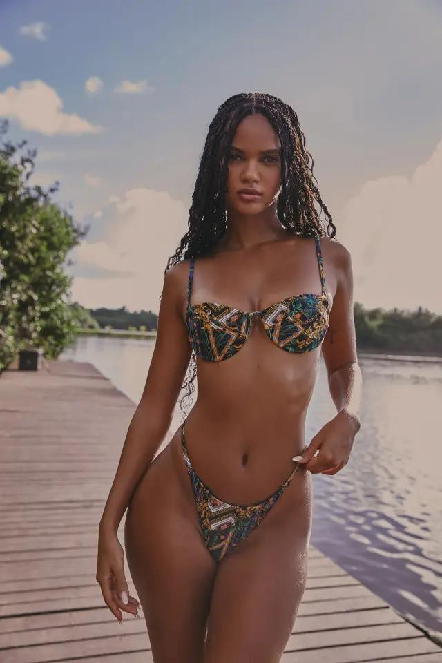 Ngày 13/10, Daily Mail chia sẻ bộ ảnh bikini của Juliana Nalú, bạn gái mới của Kanye West, chụp cho chiến dịch quảng bá mùa hè 2023 của thương hiệu áo tắm Australia. Ảnh: FAE.