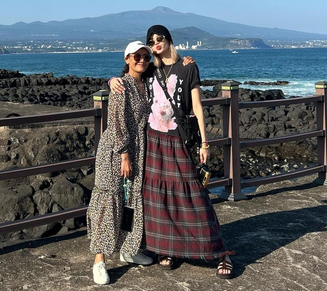 Manobal có ngoại hình trẻ trung hơn độ tuổi U70. Bà có phong cách thời trang thanh lịch, nữ tính và năng động. Bà yêu thích nhất là những chiếc váy hoa dáng dài kết hợp giày thể thao. Bên cạnh đó, cuộc sống tuổi trung niên của bà được nhiều người ngưỡng mộ khi thường xuyên du lịch các nước trên thế giới. Bà cũng chăm chỉ gặp gỡ người hâm mộ của con gái, tham gia các show diễn của BlackPink. Ảnh: Instagram. Manobal có ngoại hình trẻ trung hơn độ tuổi U70. Bà có phong cách thời trang thanh lịch, nữ tính và năng động. Bà yêu thích nhất là những chiếc váy hoa dáng dài kết hợp giày thể thao. Bên cạnh đó, cuộc sống tuổi trung niên của bà được nhiều người ngưỡng mộ khi thường xuyên du lịch các nước trên thế giới. Bà cũng chăm chỉ gặp gỡ người hâm mộ của con gái, tham gia các show diễn của BlackPink. Ảnh: Instagram.