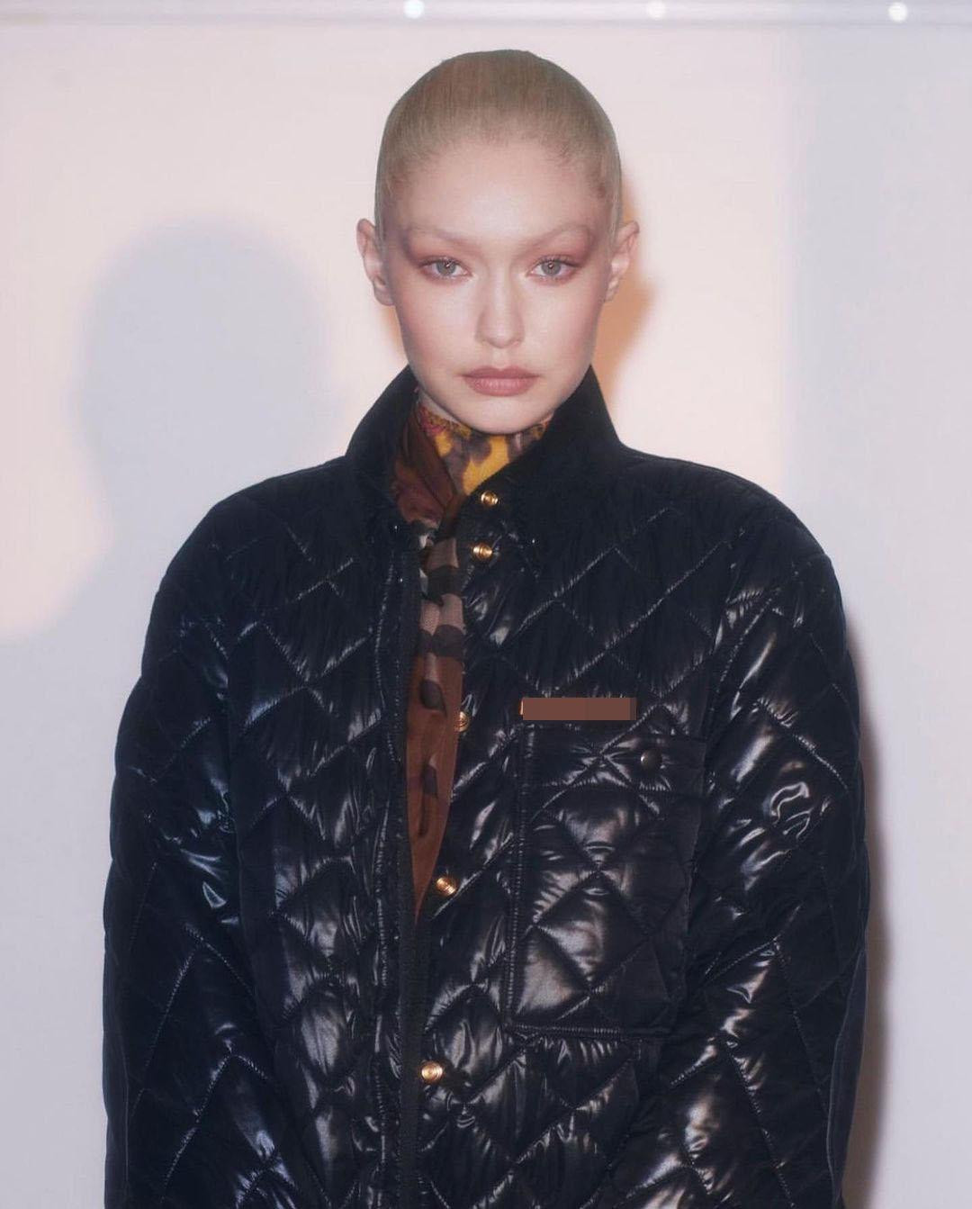 Là siêu mẫu hàng đầu, Gigi Hadid không nằm ngoài trào lưu. Vào thời Trung cổ, phụ nữ nhổ lông mày và chân tóc để tạo cảm giác có vầng trán rộng – dấu hiệu của vẻ đẹp và sự thông minh. Tương tự, các bức tranh thời Phục hưng của Italy cho thấy lông mày của phụ nữ gần như biến mất. Bức Mona Lisa là đại diện tiêu biểu. Ảnh: Instagram.