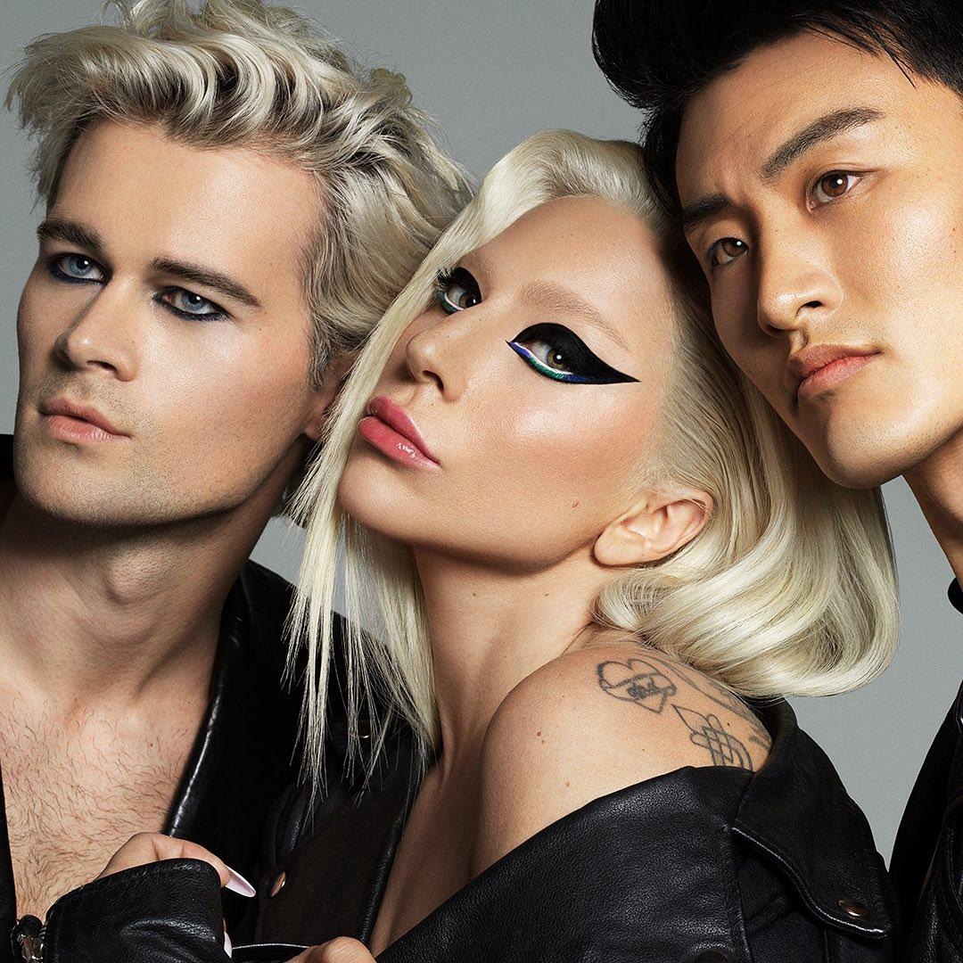 Lady Gaga cũng để kiểu lông mày "mất tích" trong bộ ảnh thời trang vào tháng 5. Tuy nhiên, nữ ca sĩ 8X không còn tẩy lông mày kể từ tháng 7. Ảnh: Instagram.