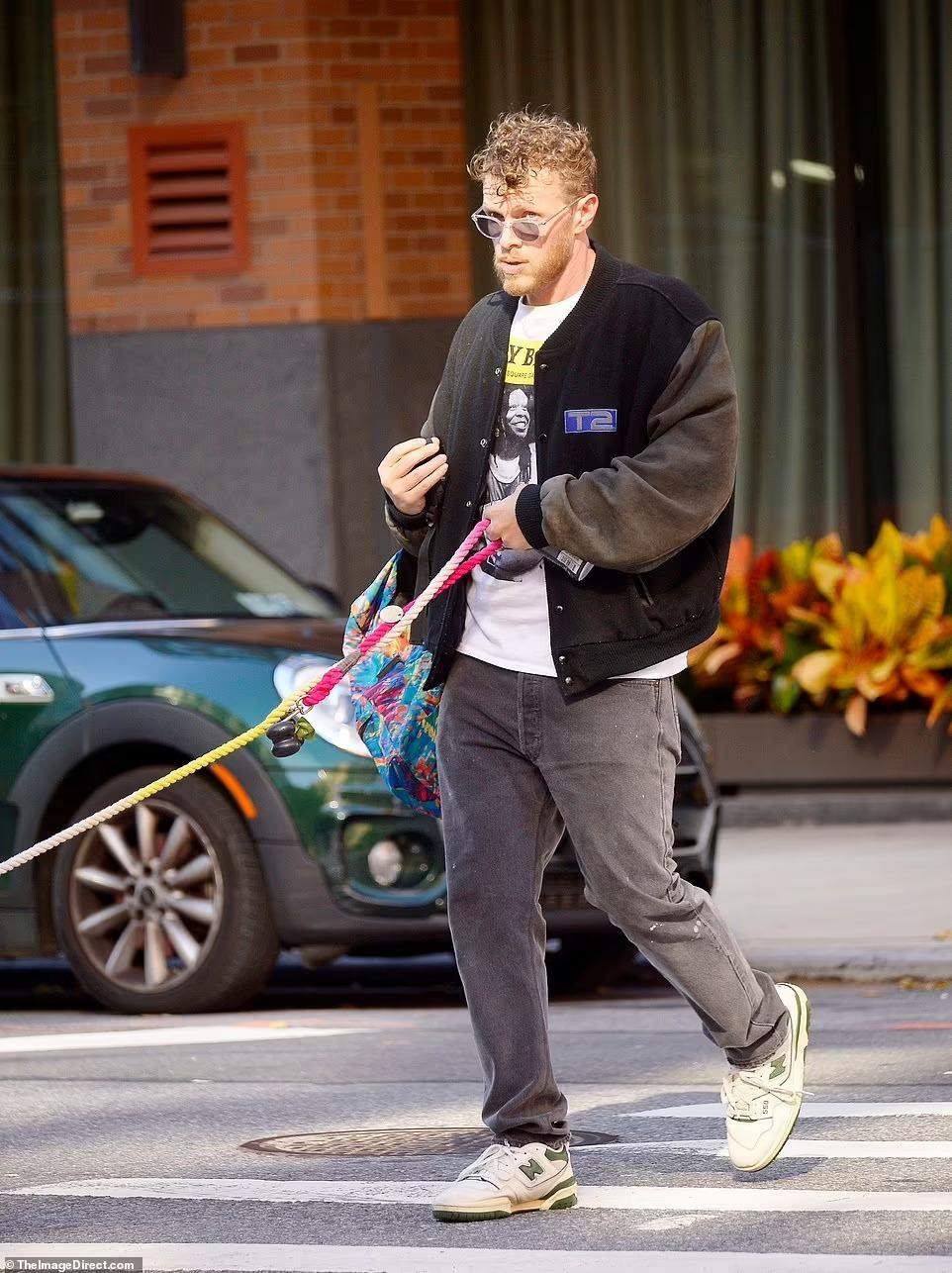 Vài giờ trước khi Emily bị phát hiện hẹn hò trai lạ, Bear-McClard được nhìn thấy một mình dắt thú cưng đi dạo ở New York. Anh vướng nghi vấn bị vợ bỏ vì thói trăng hoa, qua lại với nhiều phụ nữ dù đã kết hôn. Đôi vợ chồng không bình luận gì về lý do chia tay. Tuy nhiên, vào thời điểm thông báo ly thân, diễn viên hài/ngôi sao mạng xã hội Claudia Oshry tiết lộ trong podcast The Morning Toast rằng sự không chung thủy của Sebastian là một bí mật mở trong ngành. Ảnh: TheImageDirect.com