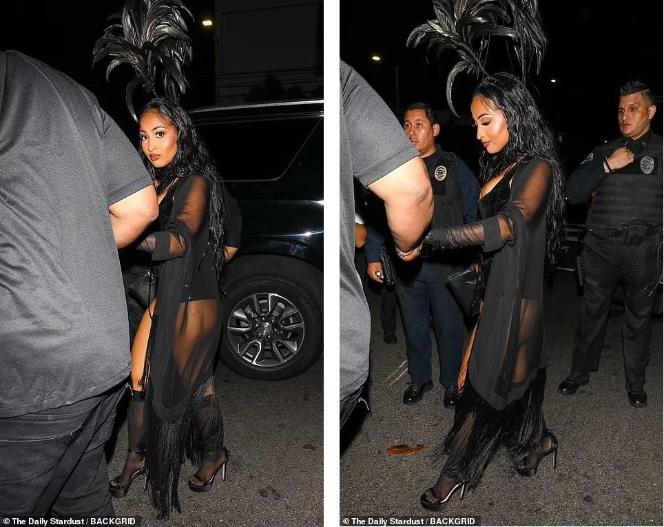 Nghệ sĩ dancehall (nhạc nhảy thành thị) người Jamaica Shenseea đính lông vũ trên đỉnh đầu theo đúng tinh thần lễ hội hóa trang của bữa tiệc sinh nhật. Ảnh: Back Grid.