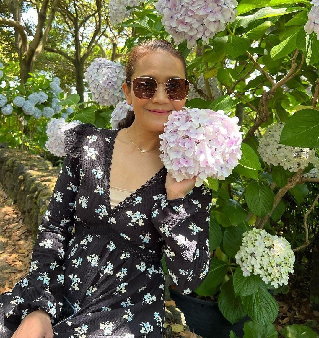 Quý bà Manobal từng xuất hiện thoáng qua trong chương trình thực tế BlackPink House và đám cưới anh trai Jisoo. Ảnh: Instagram. Quý bà Manobal từng xuất hiện thoáng qua trong chương trình thực tế BlackPink House và đám cưới anh trai Jisoo. Ảnh: Instagram.