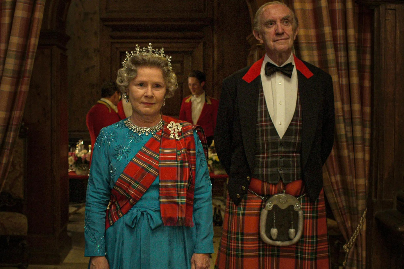 Một cảnh về Nữ hoàng Elizabeth II (Imelda Staunton) và Hoàng tế Philip (Jonathan Pryce). Ảnh: Netflix. Một cảnh về Nữ hoàng Elizabeth II (Imelda Staunton) và Hoàng tế Philip (Jonathan Pryce). Ảnh: Netflix.