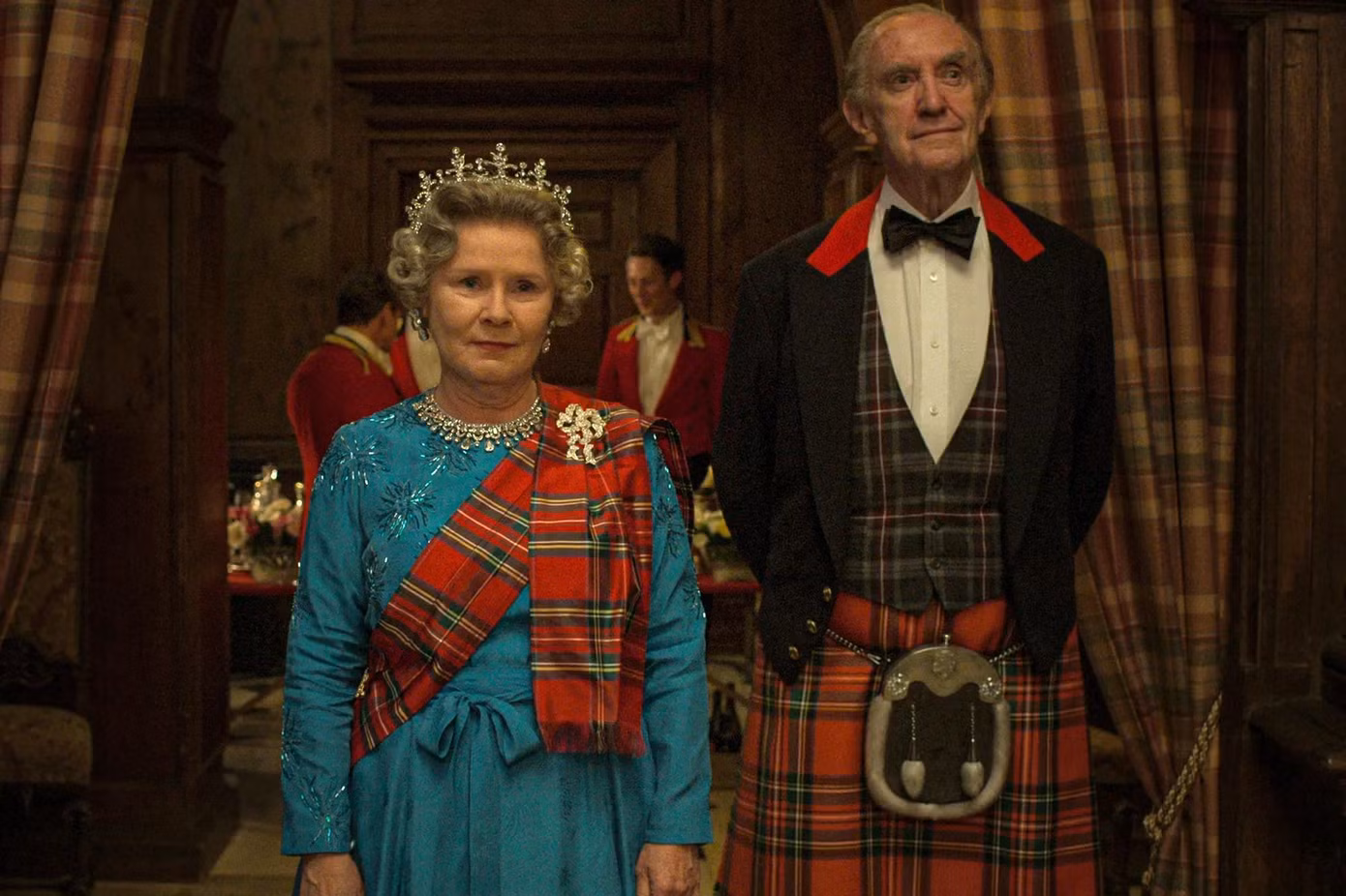 Một cảnh về Nữ hoàng Elizabeth II (Imelda Staunton) và Hoàng tế Philip (Jonathan Pryce). Ảnh: Netflix.