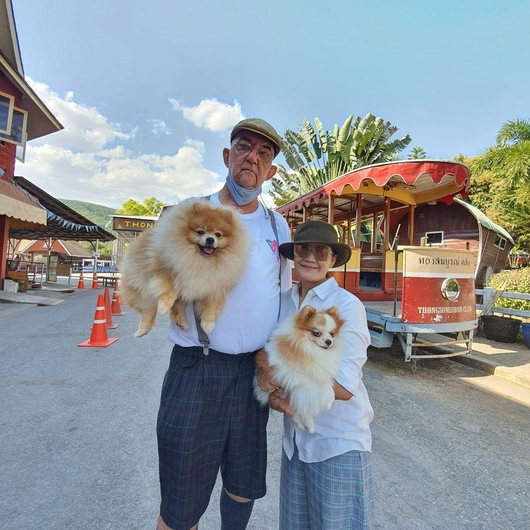 Bà Manobal ly hôn với cha đẻ của Lisa từ lúc con gái còn nhỏ. Bà mang theo con gái tái hôn với đầu bếp đẳng cấp quốc tế người Thụy Sĩ Marco Bruschweiler (ngoài 60 tuổi). Ảnh: Instagram. Bà Manobal ly hôn với cha đẻ của Lisa từ lúc con gái còn nhỏ. Bà mang theo con gái tái hôn với đầu bếp đẳng cấp quốc tế người Thụy Sĩ Marco Bruschweiler (ngoài 60 tuổi). Ảnh: Instagram.