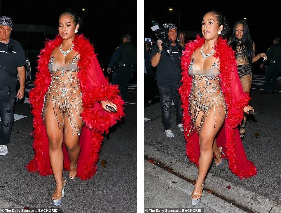 Táo bạo nhất phải kể đến ca sĩ Daysulan. Trang phục cô lựa chọn chỉ đủ để che chắn phần cơ thể nhạy cảm nhất. Ảnh: Back Grid.