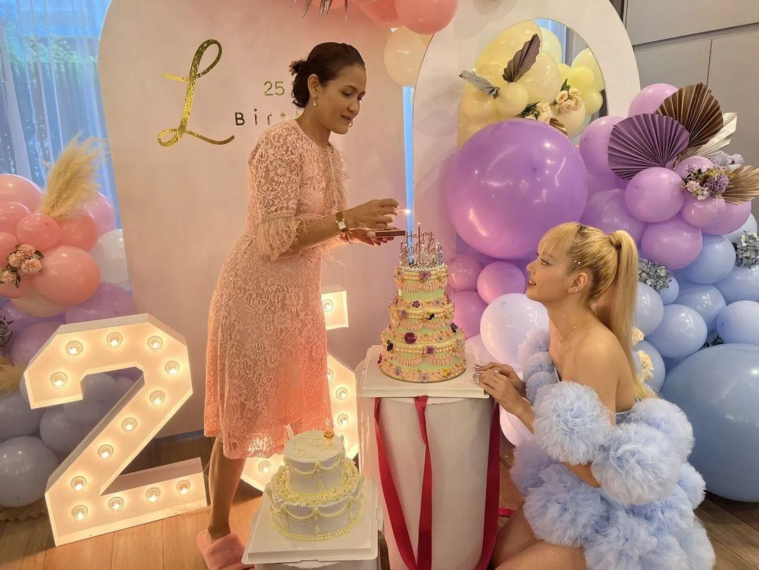 Là mẹ của một trong những nữ idol Kpop nổi tiếng nhất thế giới hiện nay, quý bà Manobal cũng có được lượng người hâm mộ đông đảo. Trang Instagram của bà có hơn 400.000 người theo dõi. Ảnh: Instagram. Là mẹ của một trong những nữ idol Kpop nổi tiếng nhất thế giới hiện nay, quý bà Manobal cũng có được lượng người hâm mộ đông đảo. Trang Instagram của bà có hơn 400.000 người theo dõi. Ảnh: Instagram.