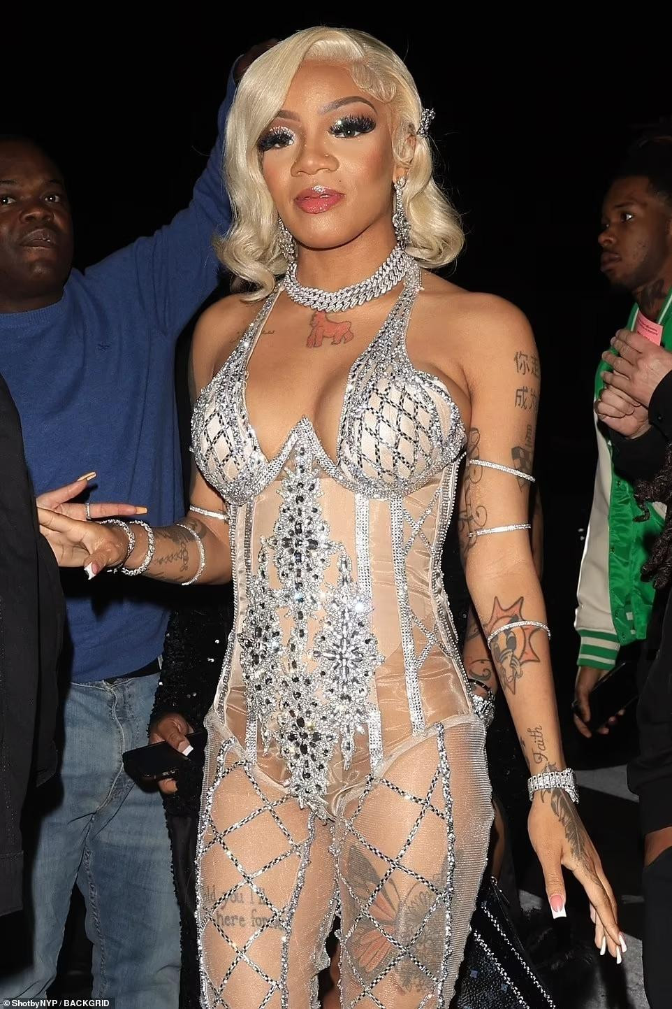 Nữ rapper mới nổi GloRilla mặc đồ xuyên thấu khoe loạt hình xăm ấn tượng. Ảnh: Back Grid.