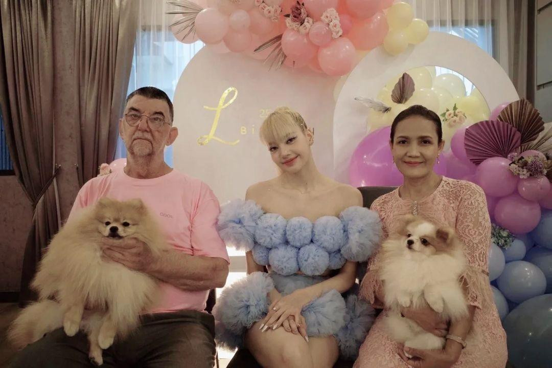 Lisa lớn lên với tình yêu thương của mẹ và cha dượng. Trên Rolling Stone, Lisa cho biết gia đình quan trọng bậc nhất đối với cô. "Cha tôi có tính cách hài hước điển hình của đàn ông trung niên. Mẹ tôi sống tình cảm và dễ thương. Tôi yêu sự tương tác của họ với nhau", nữ dancer chia sẻ. Ảnh: Instagram. Lisa lớn lên với tình yêu thương của mẹ và cha dượng. Trên Rolling Stone, Lisa cho biết gia đình quan trọng bậc nhất đối với cô. "Cha tôi có tính cách hài hước điển hình của đàn ông trung niên. Mẹ tôi sống tình cảm và dễ thương. Tôi yêu sự tương tác của họ với nhau", nữ dancer chia sẻ. Ảnh: Instagram.