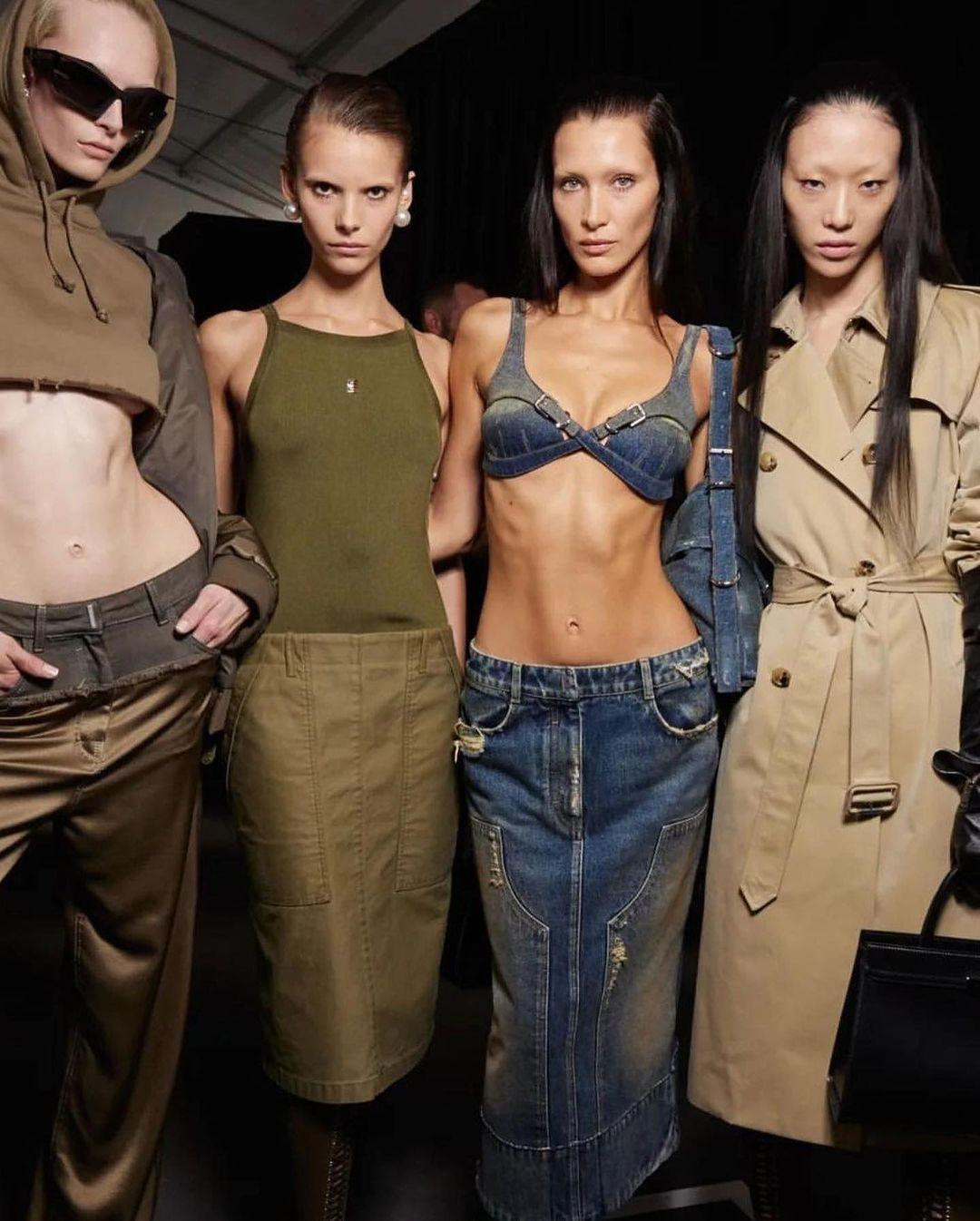 Bella Hadid và các đồng nghiệp sau đó cũng gia nhập hội những người không có lông mày. Cô giữ diện mạo này trong hầu hết show diễn tại Tuần lễ Thời trang Paris. Theo dữ liệu từ Pinterest, các tìm kiếm cho "lông mày tẩy trắng" tăng 85% trong năm qua, trong khi "không có lông mày" thu hút sự quan tâm tăng 30% vào cùng thời điểm. Ảnh: Instagram.