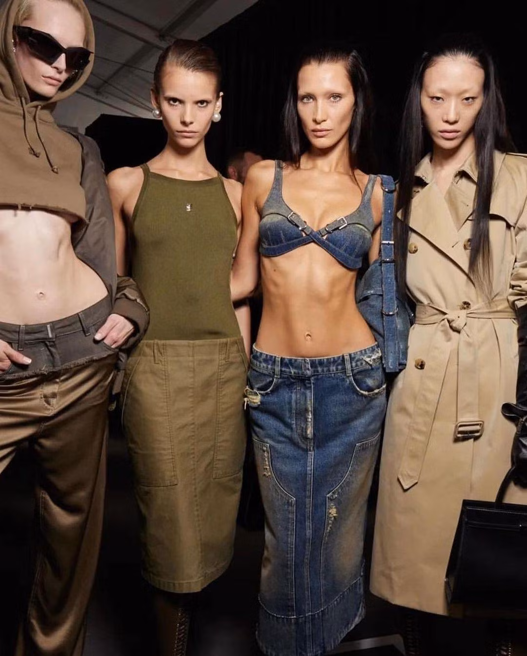 Bella Hadid và các đồng nghiệp sau đó cũng gia nhập hội những người không có lông mày. Cô giữ diện mạo này trong hầu hết show diễn tại Tuần lễ Thời trang Paris. Theo dữ liệu từ Pinterest, các tìm kiếm cho "lông mày tẩy trắng" tăng 85% trong năm qua, trong khi "không có lông mày" thu hút sự quan tâm tăng 30% vào cùng thời điểm. Ảnh: Instagram.