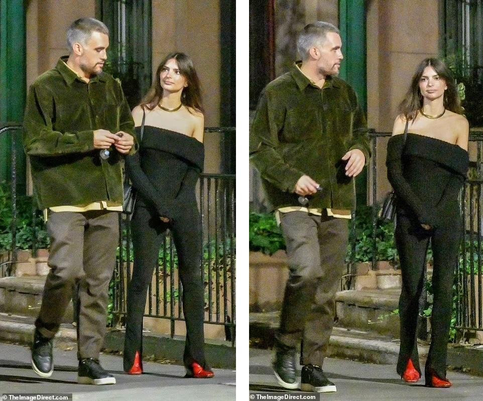 Siêu mẫu sinh năm 1991 mặc áo len trễ vai phối quần ống loe đen và giày cao gót màu đỏ. Trong khi đó, người đàn ông đi cùng cô trông phong cách với áo khoác nhung màu xanh ô liu, áo sơ mi vàng, quần kaki và giày thể thao. Ảnh: TheImageDirect.com.