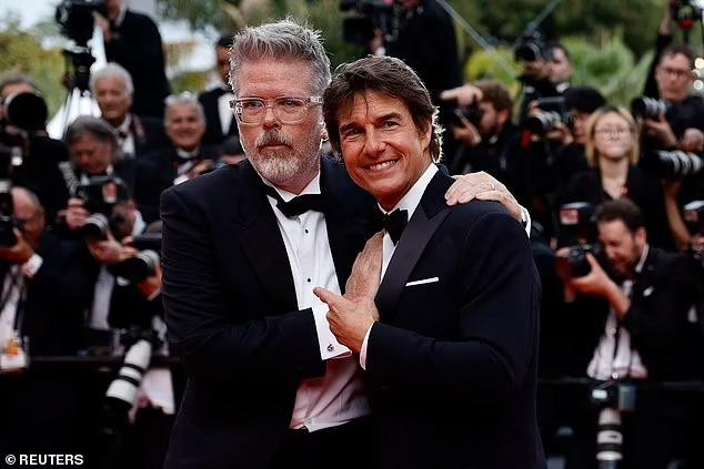 Tom Cruise và đạo diễn Christopher McQuarrie nhận hàng loạt lời đe dọa chết chóc từ nhân viên cũ. Ảnh: Reuters.