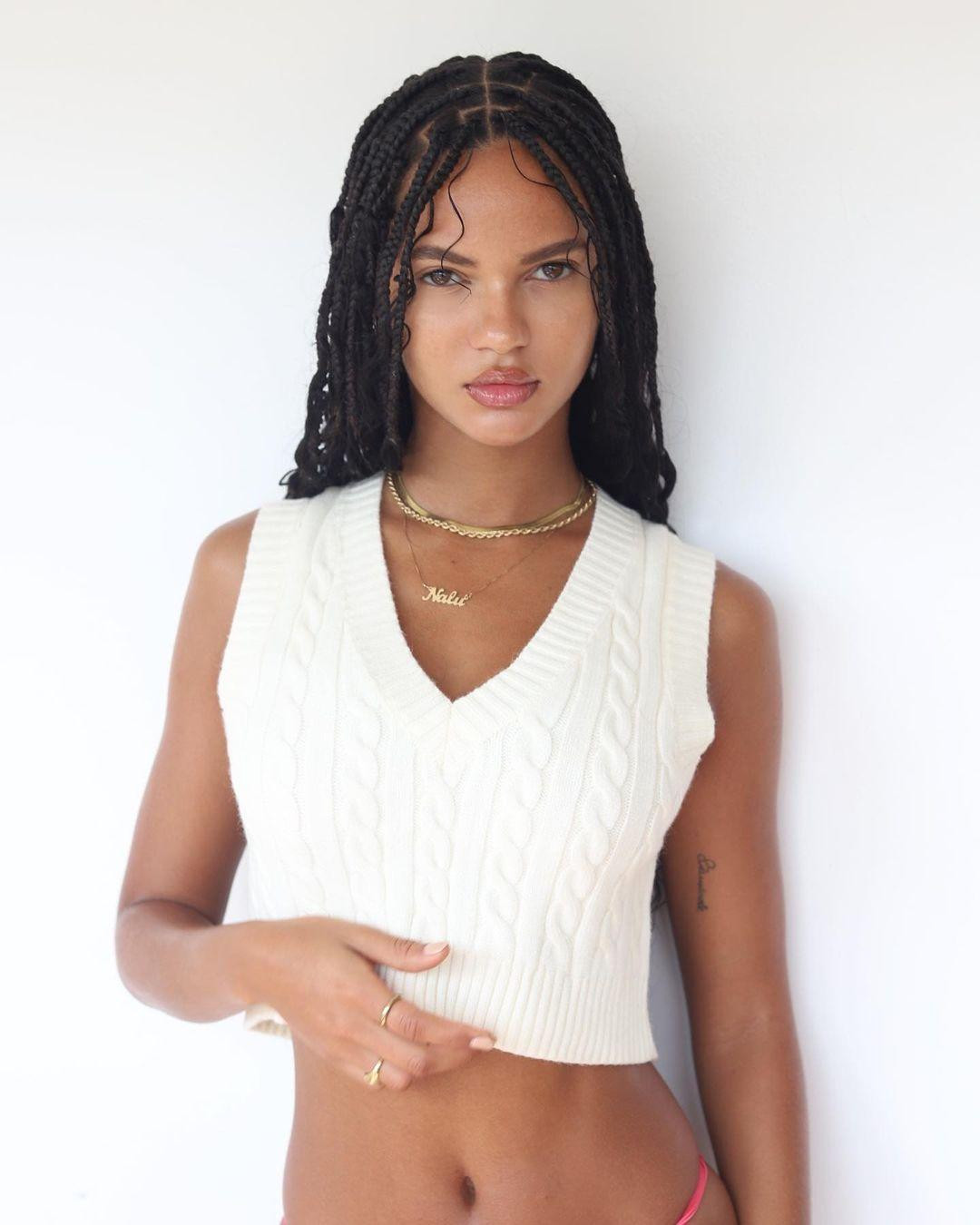 2022 đánh dấu cột mốc quan trọng trong sự nghiệp của người đẹp Brazil khi lần đầu trình diễn tại Tuần lễ Thời trang Milan. Trên trang Instagram hơn 584.000 người theo dõi, bao gồm Kanye, Juliana thường xuyên đăng tải những bức ảnh làm người mẫu áo tắm và tập gym. Ảnh: Instagram.