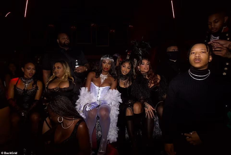 Bạn bè của Cardi B quy tụ về hộp đêm chúc mừng Cardi B bước sang tuổi mới. Những năm qua, mỗi dịp sinh nhật, Cardi B tổ chức tiệc rầm rộ và thu hút sự chú ý của truyền thông với phong cách thời trang "thiếu vải" của nữ chính cùng dàn khách mời. Họ nhận không ít lời chỉ trích vì khoe thân phản cảm, lố lăng.